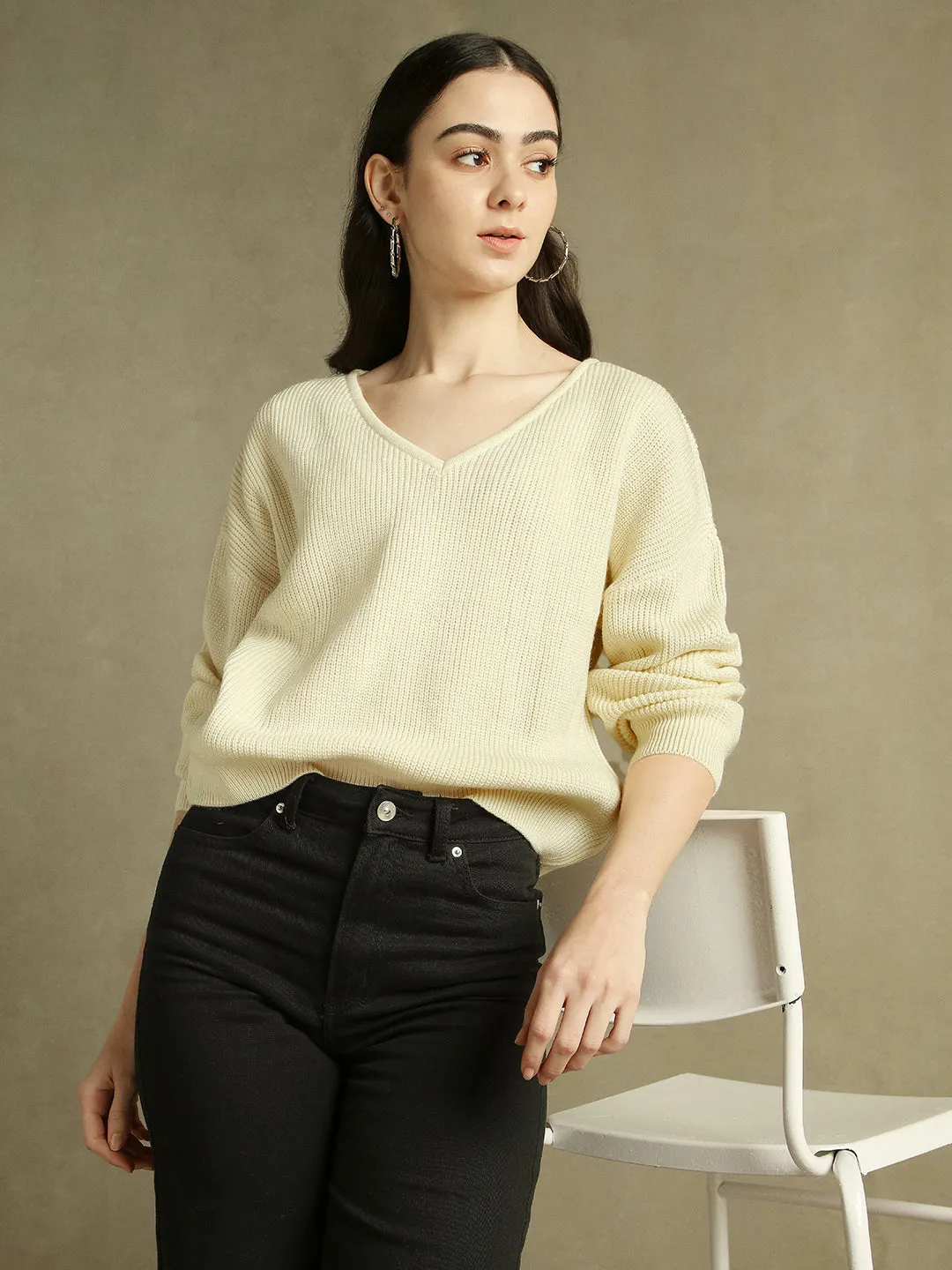 DL Woman Off White Solid V- Neck Sweater