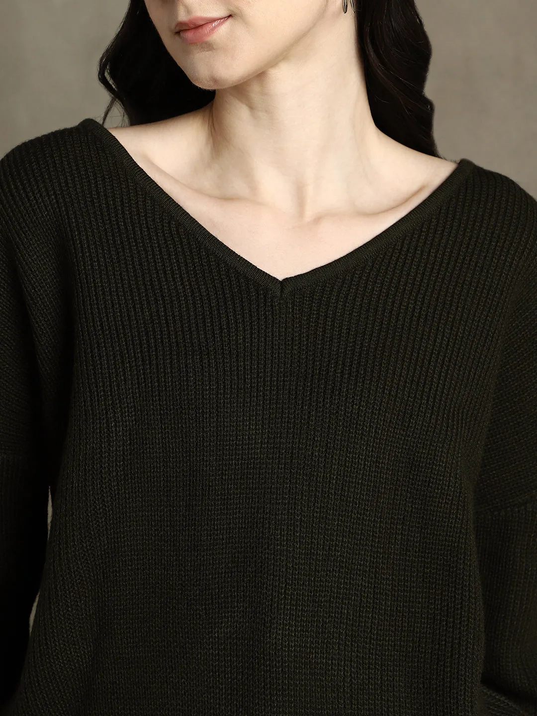 DL Woman Olive Solid V- Neck Sweater